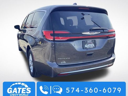 Used 2023 Chrysler Pacifica Touring-L image 7