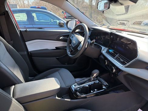 Used 2025 Chevrolet Trax LT FWD image 12