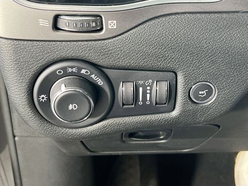 Used 2022 Jeep Cherokee Limited image 10