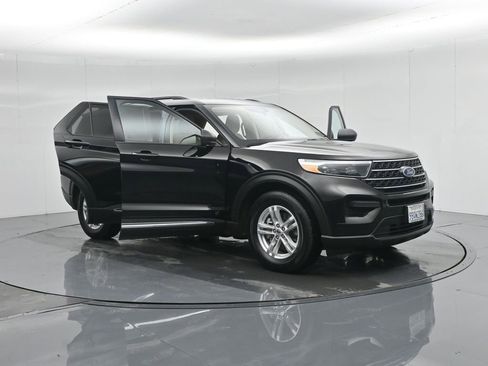 Used 2022 Ford Explorer XLT image 35