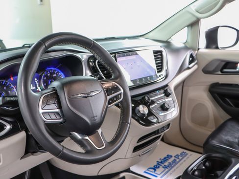 Used 2023 Chrysler Pacifica Touring-L image 22