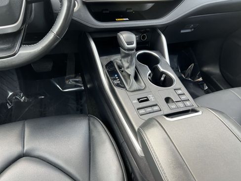 Used 2024 Toyota Highlander XLE AWD/4WD image 23
