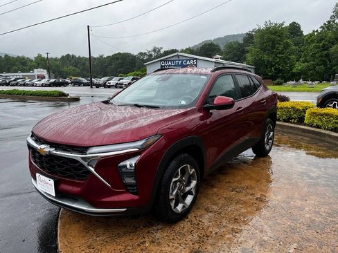 Used 2025 Chevrolet Trax LT w/ LT Convenience Package FWD image 3