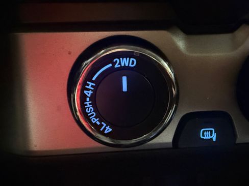 Used 2020 Toyota Tacoma SR AWD/4WD image 32