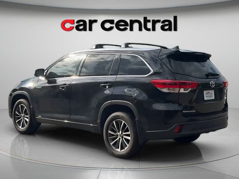 Used 2018 Toyota Highlander XLE AWD/4WD image 3