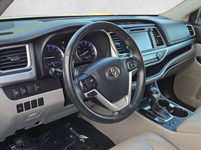 Used 2018 Toyota Highlander XLE AWD/4WD image 10