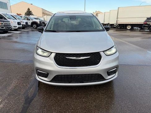 Used 2024 Chrysler Pacifica Touring-L FWD image 8