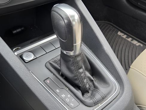 Used 2017 Volkswagen Jetta SE image 14