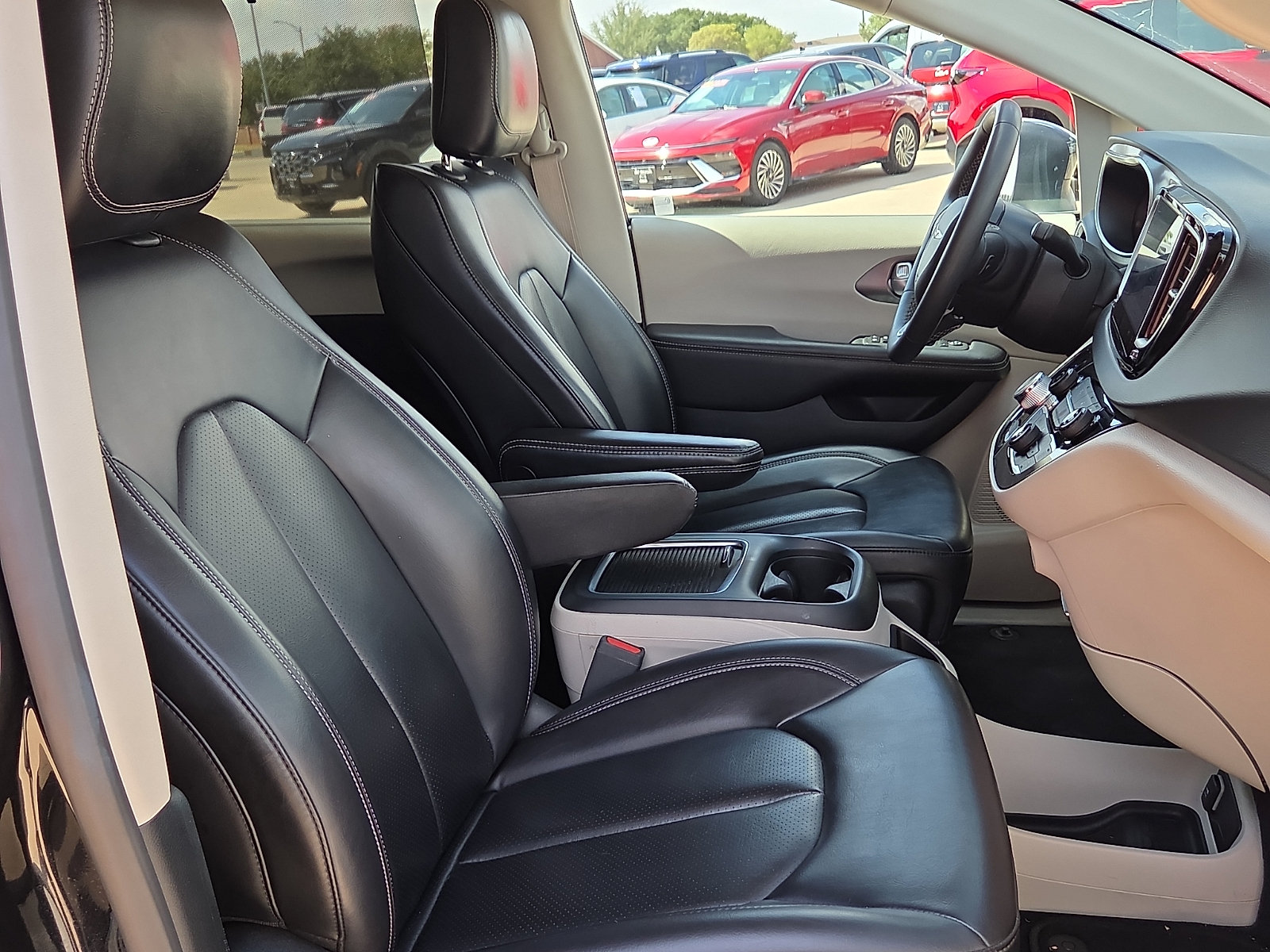 Used 2023 Chrysler Pacifica Touring-L FWD image 12