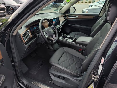 Used 2025 Volkswagen Atlas SE FWD image 8