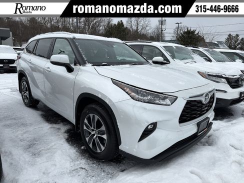 Used 2024 Toyota Highlander XLE image 1