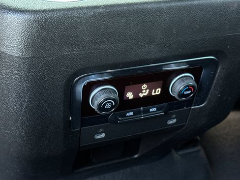 Used 2023 Chevrolet Suburban LS RWD image 15