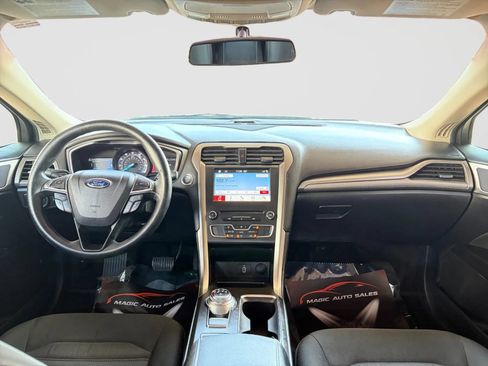 Used 2017 Ford Fusion SE w/ Fusion SE Technology Package FWD image 22