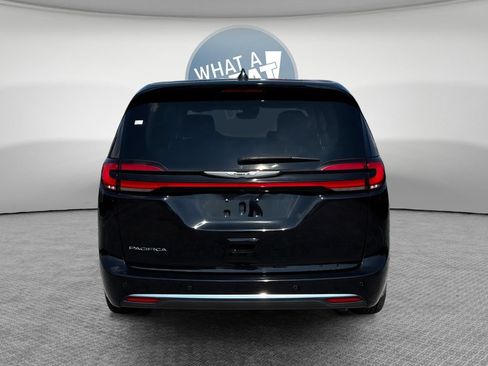 Used 2024 Chrysler Pacifica Touring-L FWD image 5