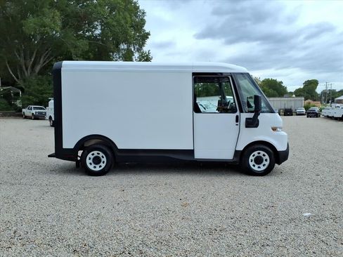 New 2025 Chevrolet Brightdrop 400 w/ Power Door Package image 8