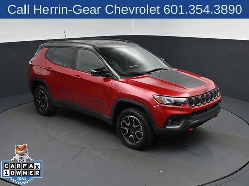 Used 2025 Jeep Compass Trailhawk AWD/4WD image 1
