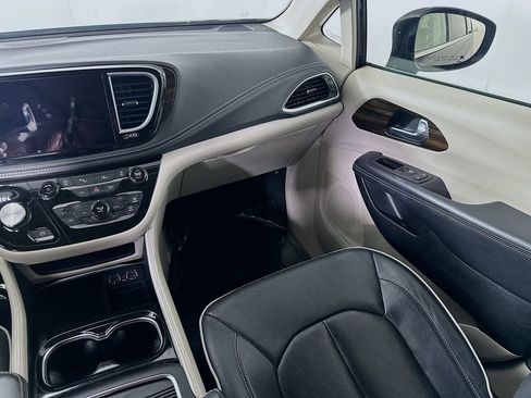 Used 2023 Chrysler Pacifica Limited FWD image 20