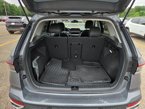 Certified 2025 Volkswagen Taos SEL AWD/4WD image 9