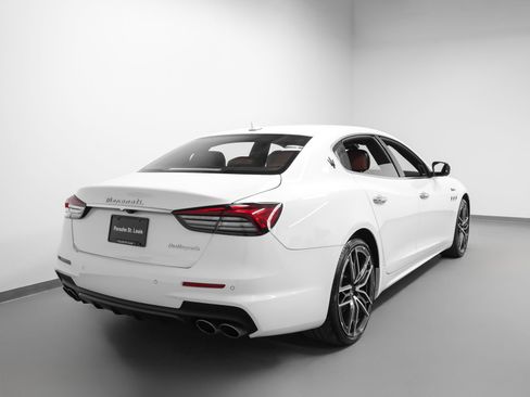 Used 2023 Maserati Quattroporte Modena RWD image 11