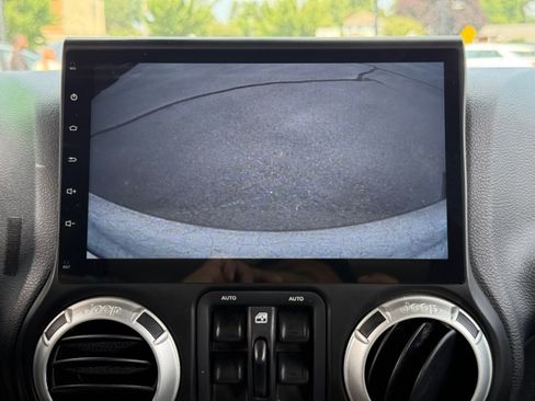 Used 2018 Jeep Wrangler Unlimited Sahara AWD/4WD image 13