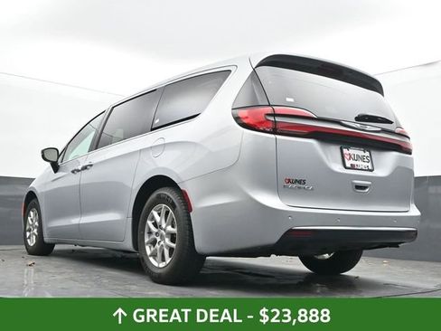 Used 2024 Chrysler Pacifica Touring-L FWD image 50
