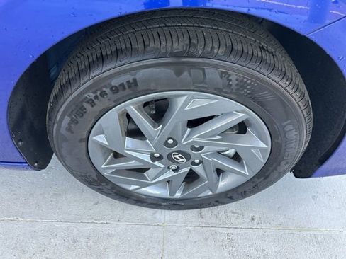 Used 2025 Hyundai Elantra Blue image 8