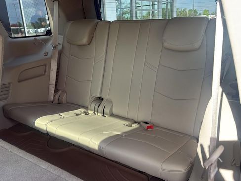 Used 2015 Cadillac Escalade Luxury AWD/4WD image 13