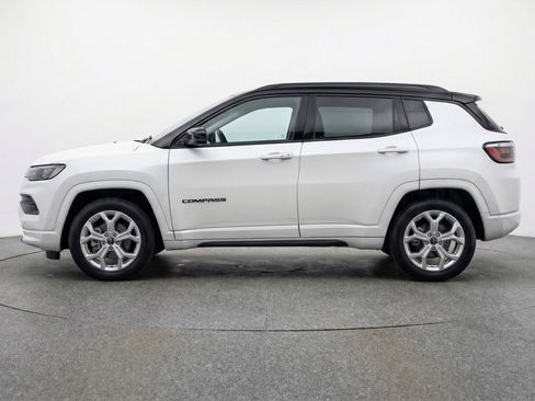 Used 2025 Jeep Compass Latitude image 5