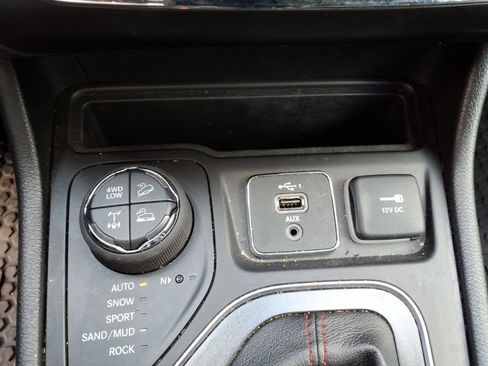 Used 2020 Jeep Cherokee Trailhawk image 12