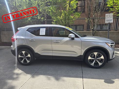 Used 2025 Volvo XC40 B5 Plus image 4