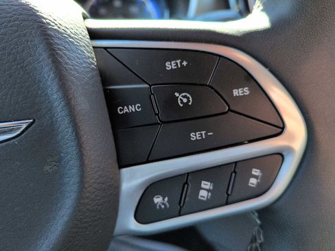 Used 2024 Chrysler Pacifica Touring-L image 18