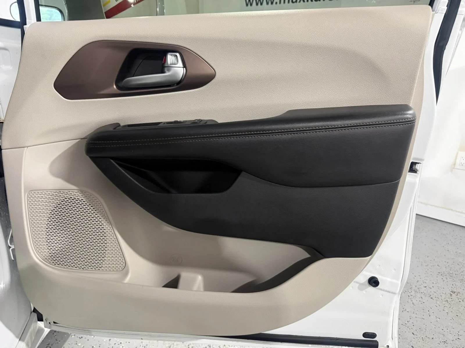 Used 2018 Chrysler Pacifica Touring-L FWD image 32