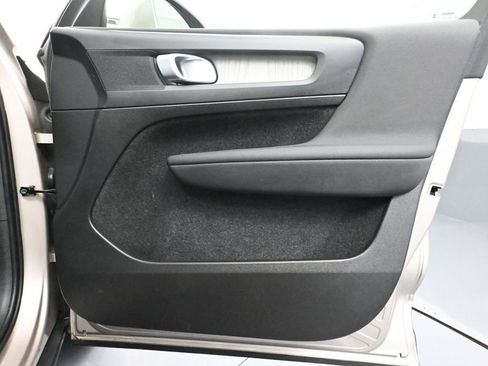 Used 2023 Volvo XC40 B5 Core image 44