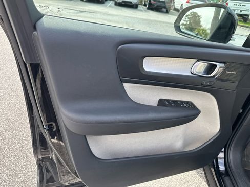 Used 2020 Volvo XC40 T5 Momentum w/ Protection Package Premier image 23