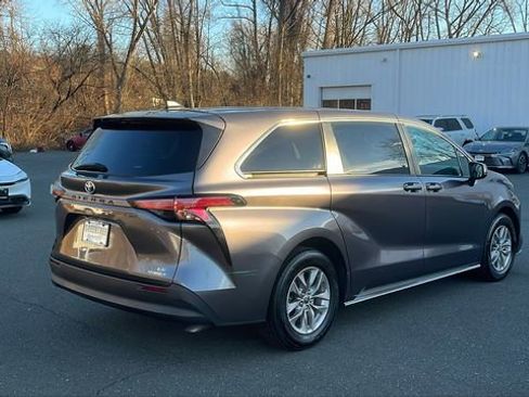 Certified 2022 Toyota Sienna LE image 4