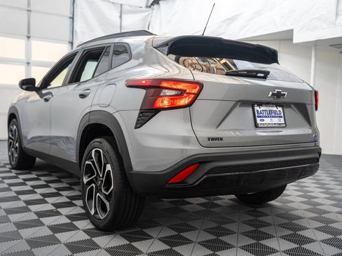 Used 2024 Chevrolet Trax RS w/ Sunroof Package FWD image 7
