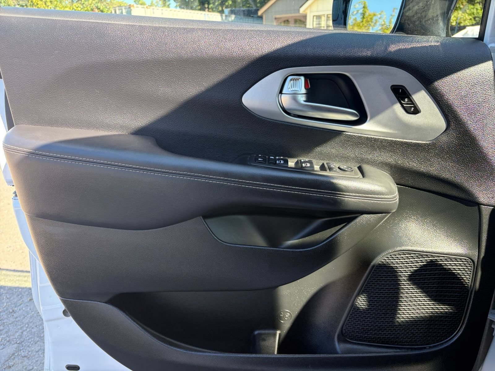 Used 2025 Chrysler Pacifica Limited FWD image 18