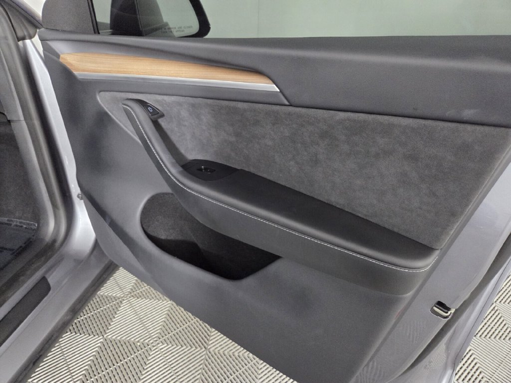 Used 2025 Tesla Model Y Long Range AWD/4WD image 33