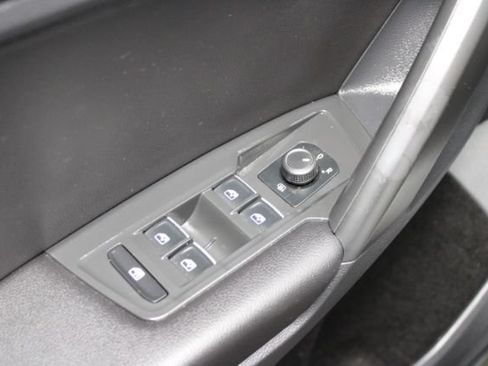 Used 2021 Volkswagen Tiguan SE w/ Panoramic Sunroof Package FWD image 9