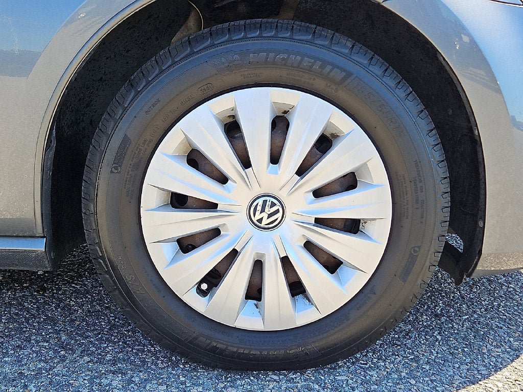 Used 2015 Volkswagen Golf Launch Edition FWD image 11