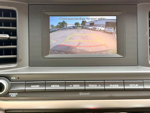 Used 2020 Hyundai Elantra SE FWD image 22