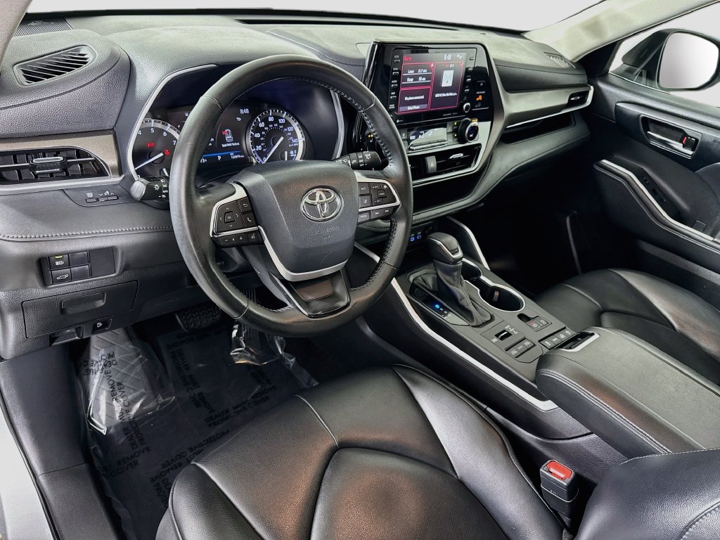 Used 2022 Toyota Highlander XLE AWD/4WD image 19