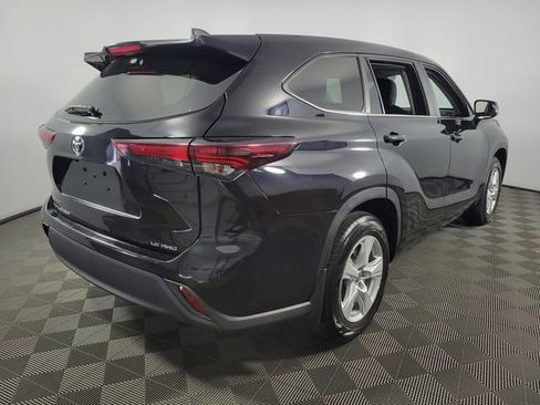 Used 2024 Toyota Highlander LE AWD/4WD image 8