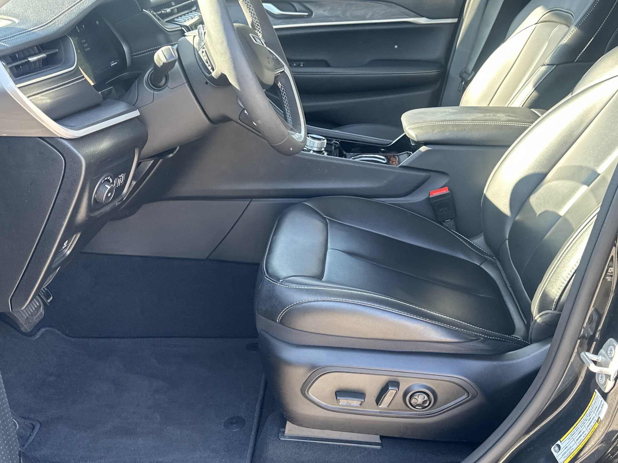 Used 2023 Jeep Grand Cherokee Limited AWD/4WD image 9