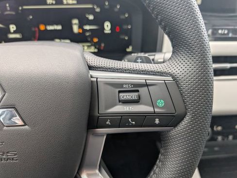 New 2025 Mitsubishi Outlander SE image 18