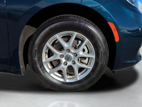 Used 2023 Chrysler Pacifica Touring-L image 16