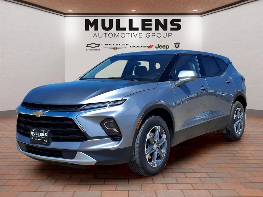 Used 2025 Chevrolet Blazer LT FWD image 1