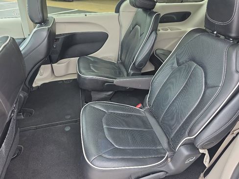 Used 2024 Chrysler Pacifica Limited FWD image 14