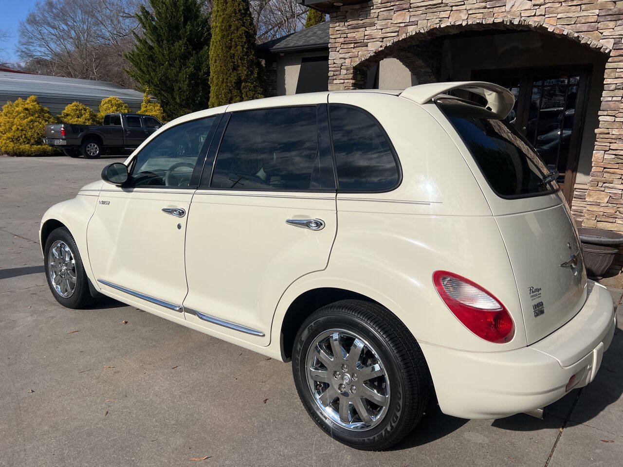 Used 2006 Chrysler PT Cruiser Limited FWD image 3