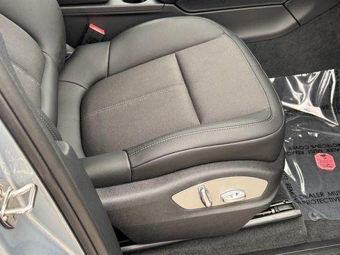 Used 2025 Porsche Macan image 11